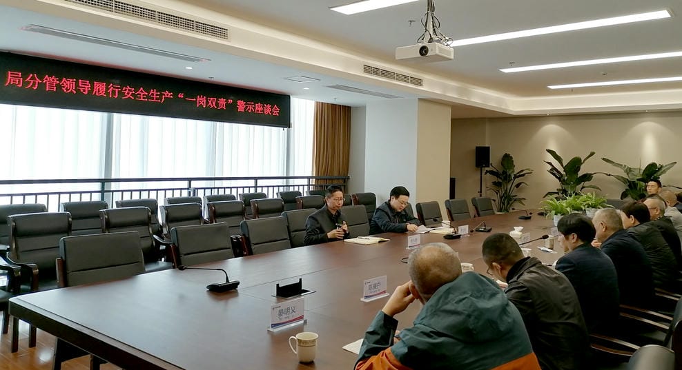 �ֵ�ί��ί���ܹ���ʦ������һ�и��ؿ�Ժ��չ�徲������һ��˫�𡱾�ʾ��̸