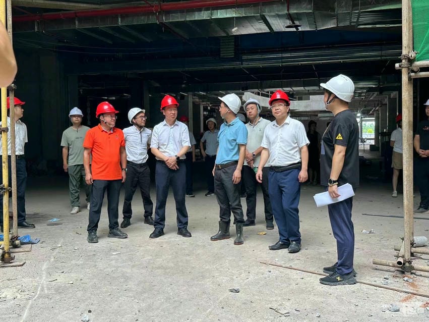 �������˴�ί�ḱ���Ρ�����������ί��� ��Сƽ�����ݰ��ٺ�����������Ŀ�߷õ���